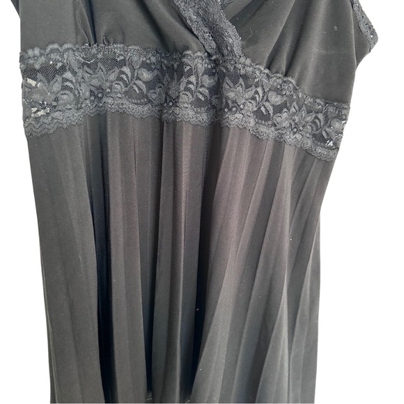 Elegant Black Lace Trim Camisole - Picture 2 of 6